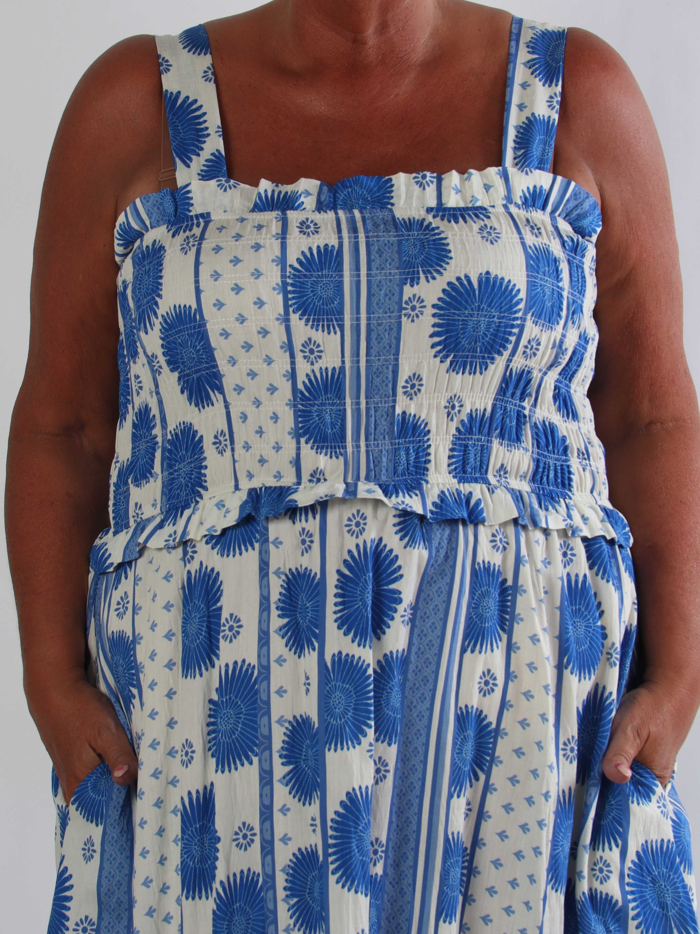 Marisol Sunburst - Plus size sommarklänning i viskos med smock över bröstet